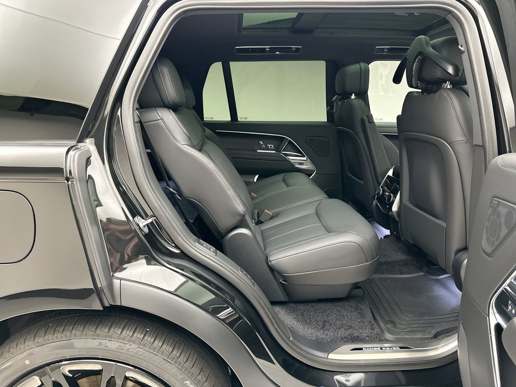 New 2027 Santorini Black Land Rover SE image 7