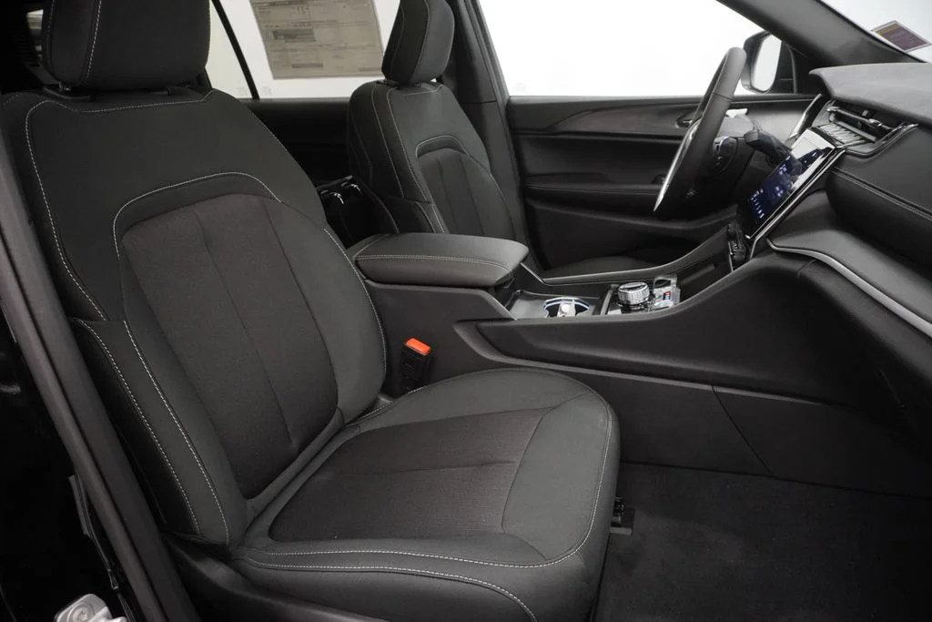 New 2026 Diamond Black Crystal Pearlcoat Jeep Laredo image 35