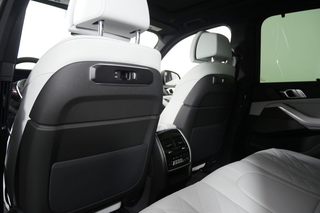 Used 2026 Mineral White Metallic BMW xDrive40i image 16