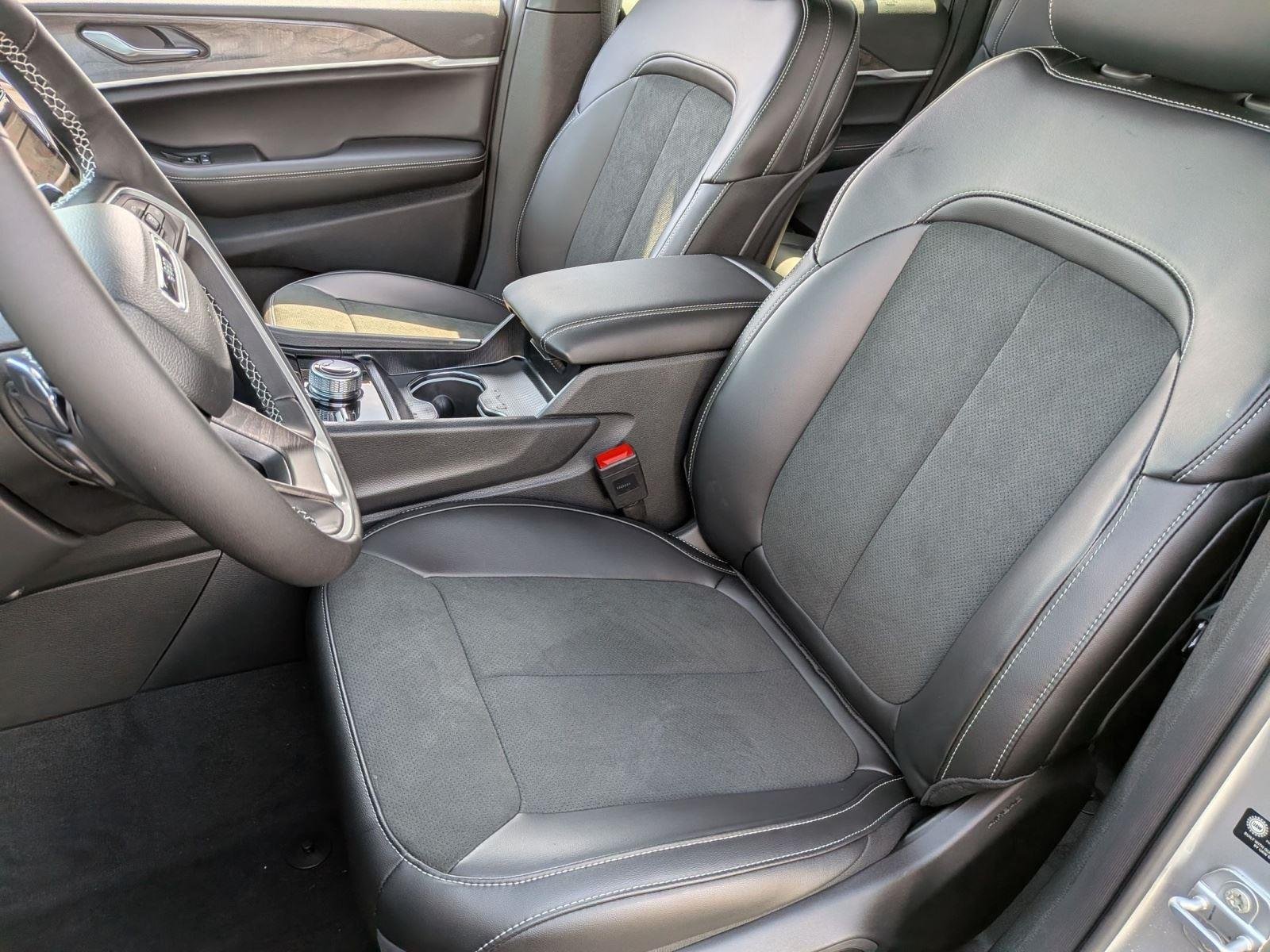 New 2026 Silver Zynith Exterior Paint Jeep Laredo Altitude image 27