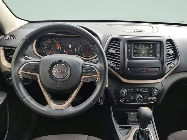 Used 2016 Silver Jeep Latitude image 10