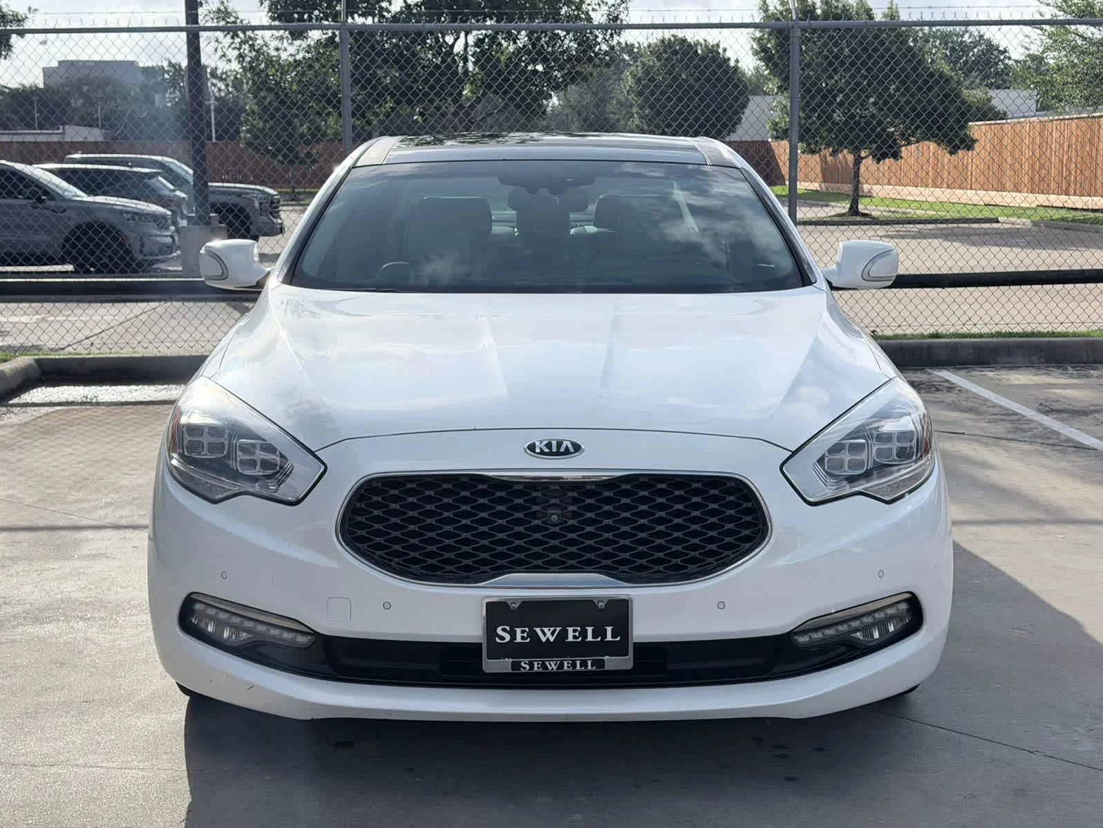 Used 2015  Kia Luxury image 2