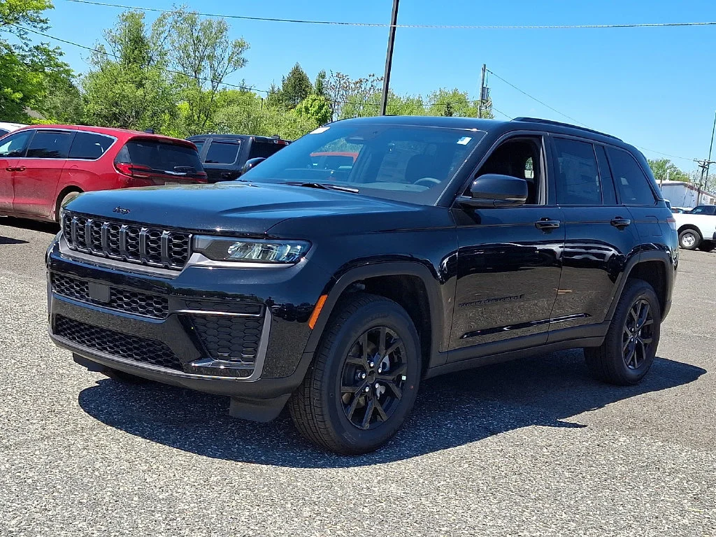 New 2026 Diamond Black Crystal Pearl-Coat Exterior Paint Jeep Laredo Altitude image 4