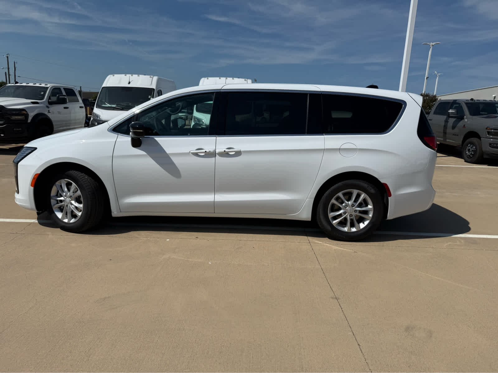 New 2027 Bright White Clearcoat Chrysler Select image 9