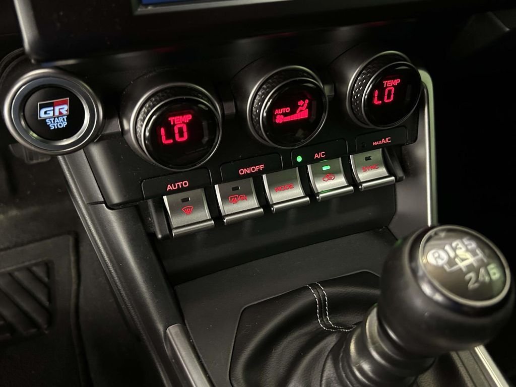 Used 2023  Toyota Base image 23