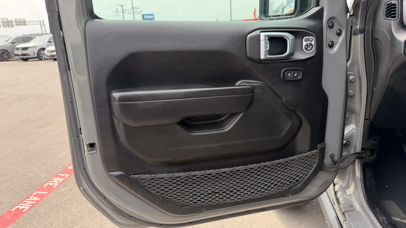 Used 2022 Sting-Gray Clearcoat Jeep Mojave image 9