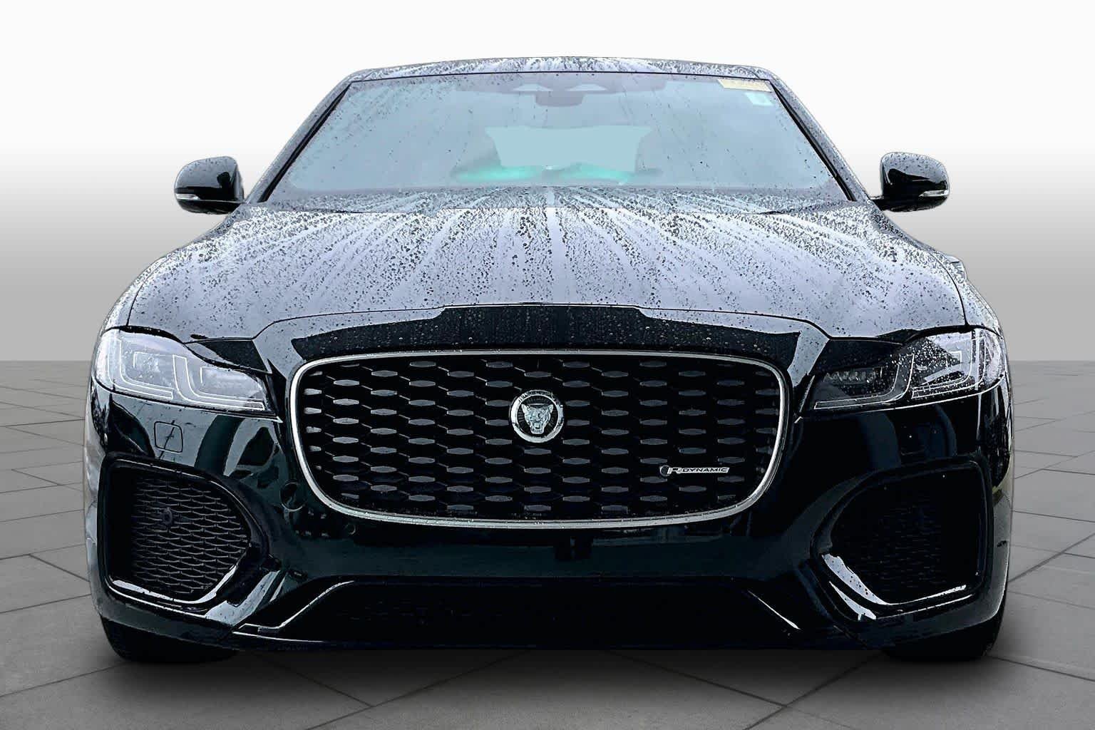 Used 2024 Santorini Black Metallic Jaguar R-Dynamic SE image 4