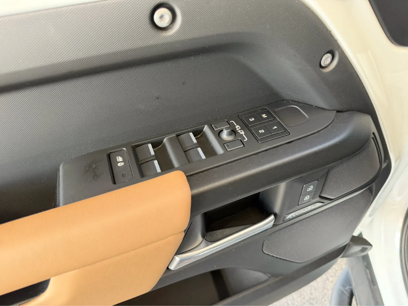 Certified Used 2025 Fuji White Land Rover V8 image 25
