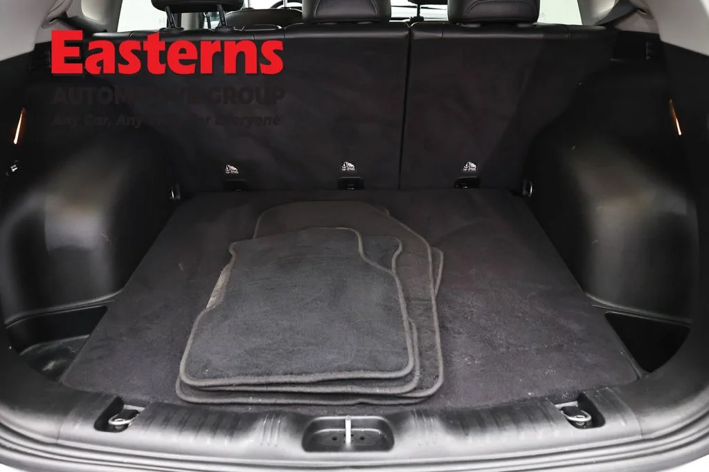 Used 2022 Silver Jeep Latitude image 9