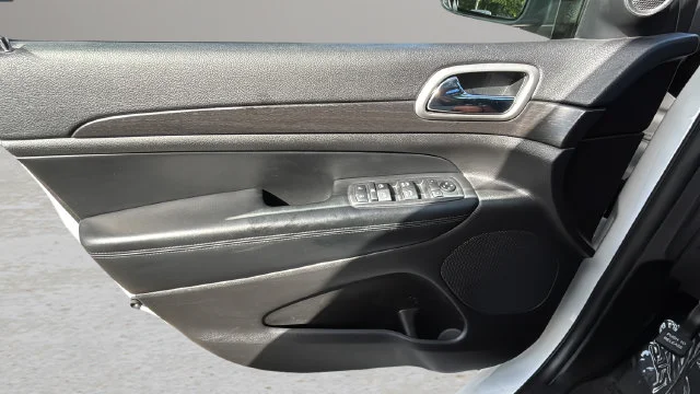 Used 2018 White Jeep Altitude image 17