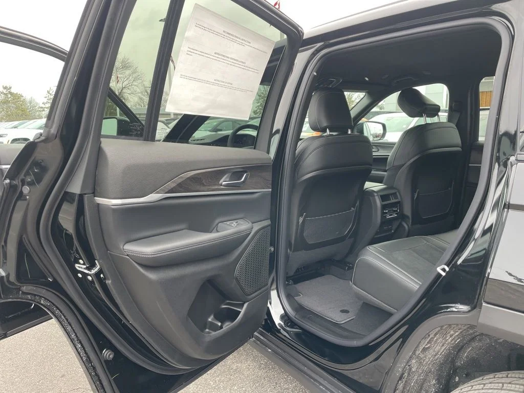 New 2026 Diamond Black Crystal Pearl-Coat Exterior Paint Jeep Altitude image 28