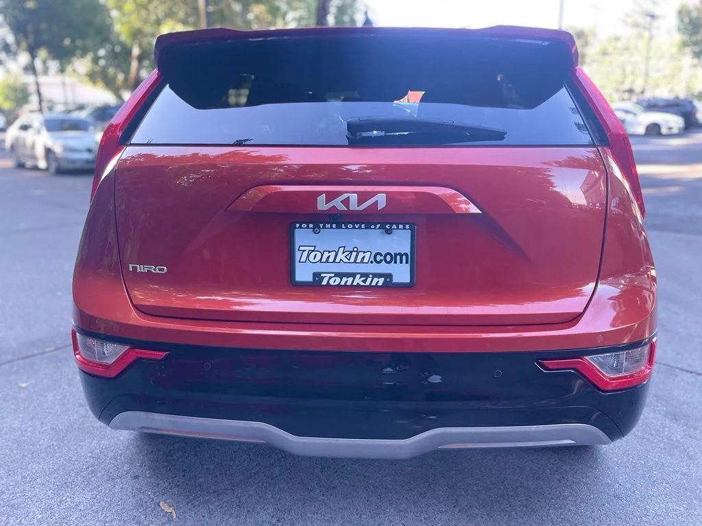 Certified Used 2023 Fire Orange Kia Wind image 5