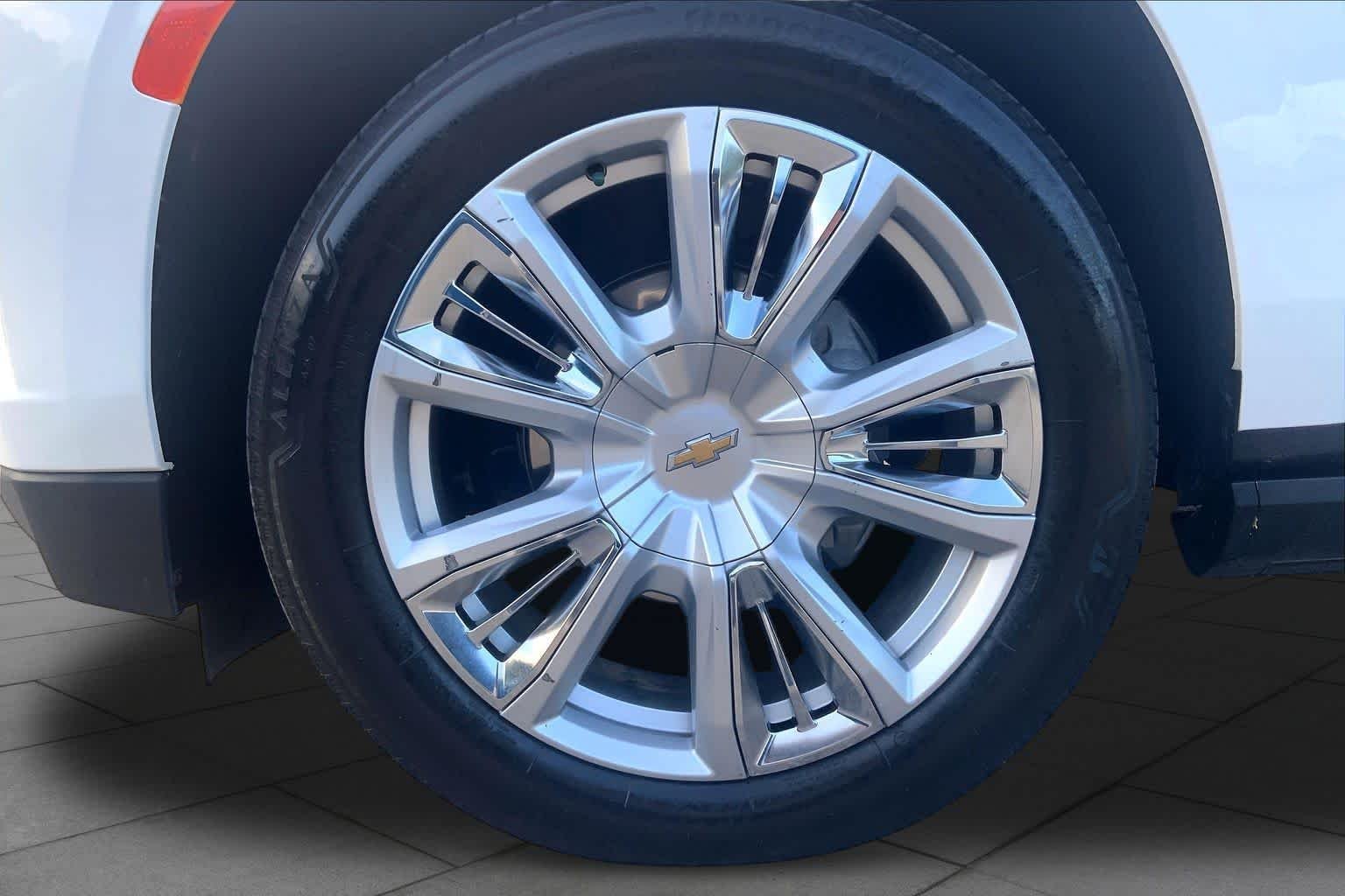 Used 2024 Summit White Chevrolet High Country image 10