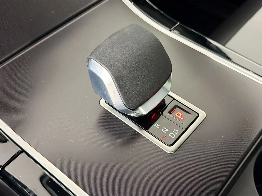 New 2026 Santorini Black Land Rover Belgravia Edition image 17