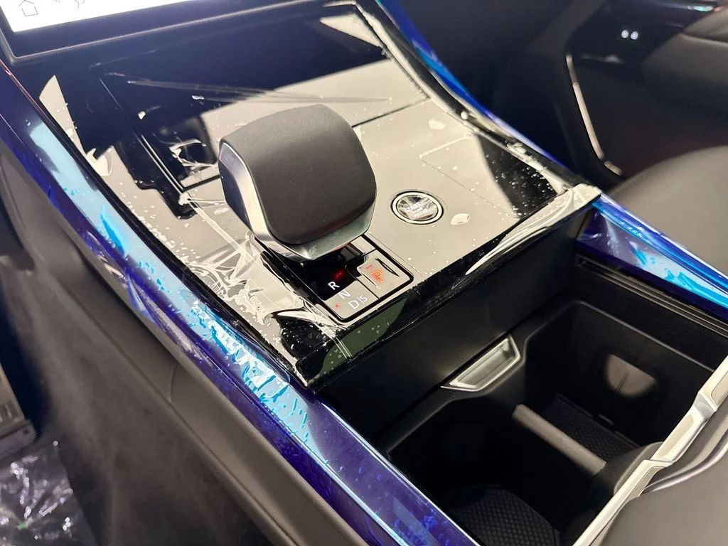 New 2026 Santorini Black Land Rover Dynamic SE image 17