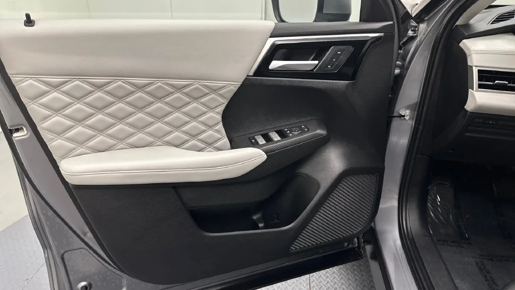 Used 2023 Gray Mitsubishi SEL Black Edition image 17