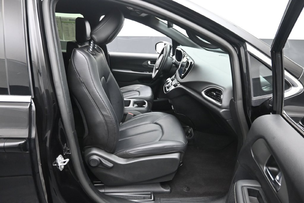 Used 2025 Black Chrysler Select image 7