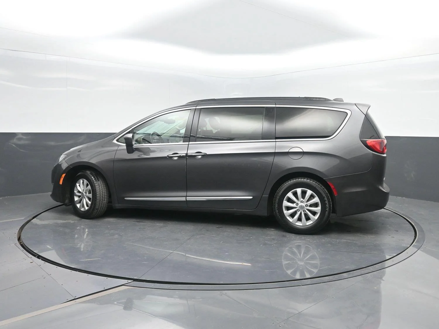 Used 2017 Granite Crystal Metallic Clearcoat Chrysler Touring-L image 37