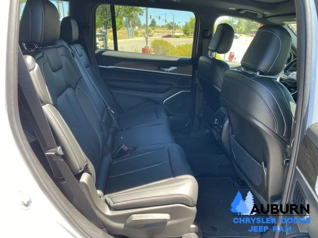 New 2026 Bright White Clear-Coat Exterior Paint Jeep Limited image 18
