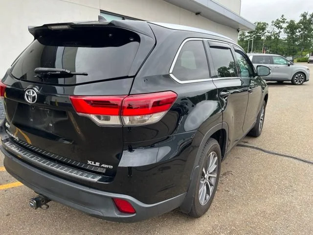 Used 2019 Midnight Black Metallic Toyota XLE image 3