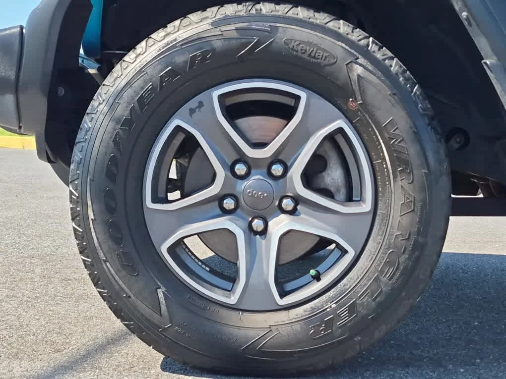 Used 2019 Bikini Pearlcoat Jeep Sport S image 6
