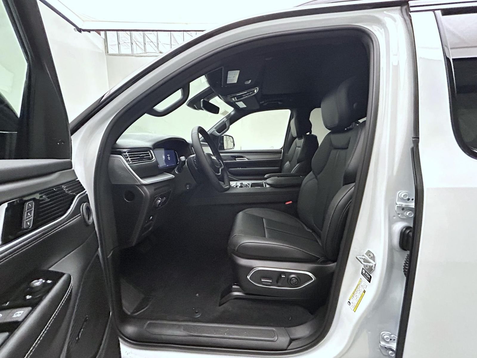 New 2026 Bright White Clear-Coat Exterior Paint Jeep Upland image 10