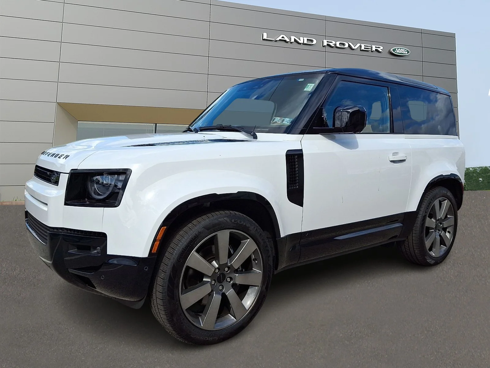 New 2026 Fuji White Land Rover P525 V8 image 1