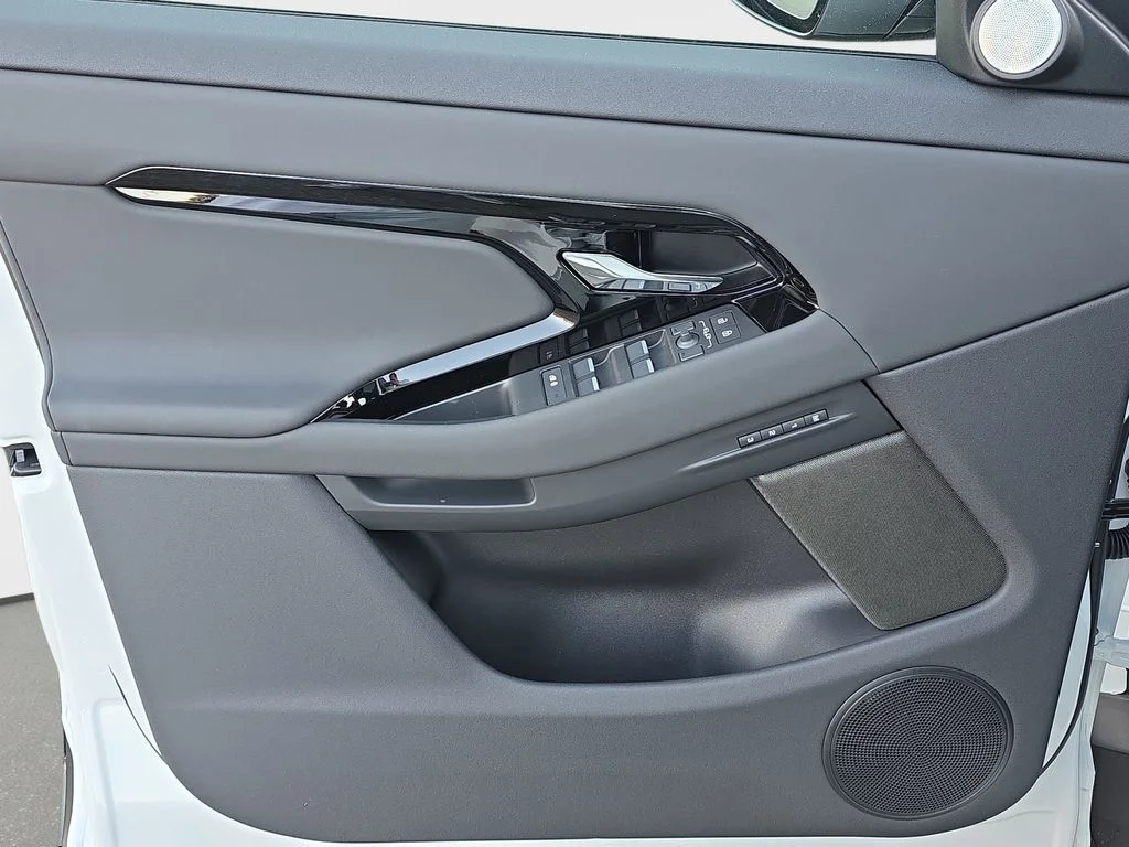 New 2026 Fuji White LAND ROVER Dynamic SE image 28