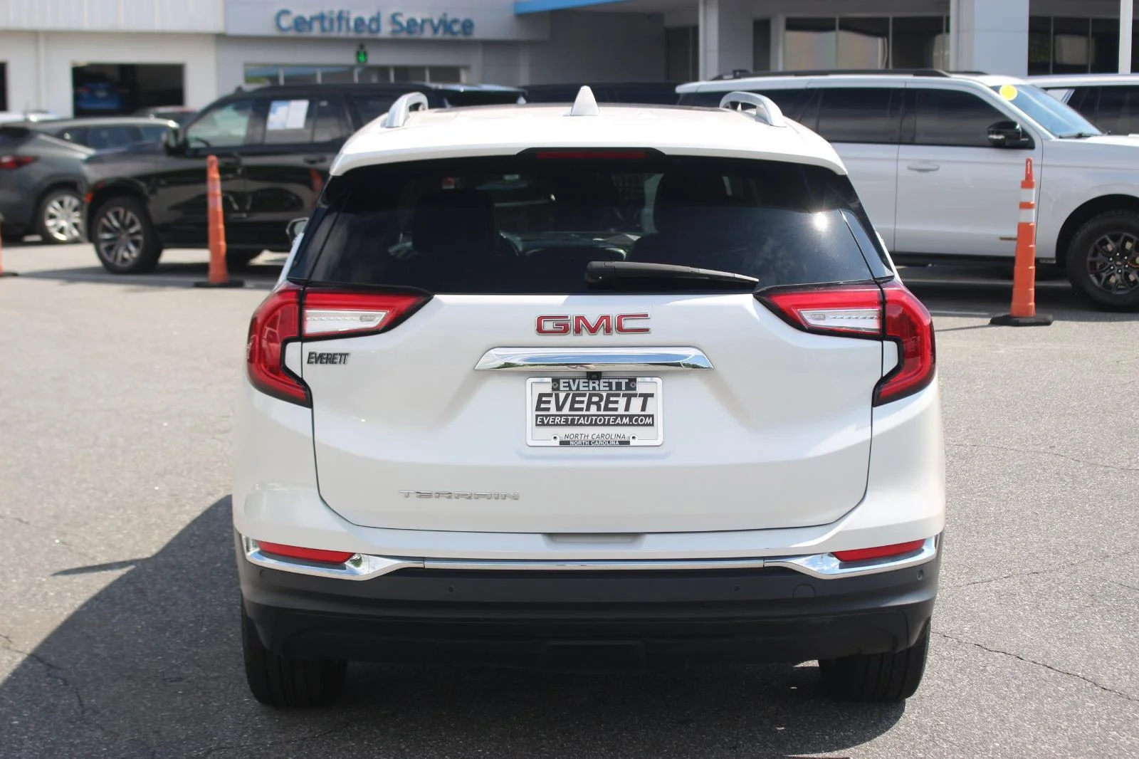 Used 2022 White Frost Tricoat GMC SLT image 6
