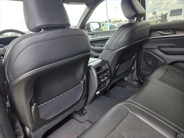New 2026 Baltic Gray Metallic Clear-Coat Exterior Paint Jeep Altitude image 22