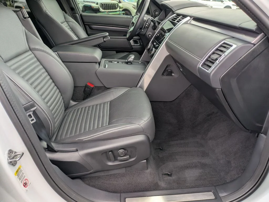 Used 2025 White Land Rover Metropolitan Edition image 24