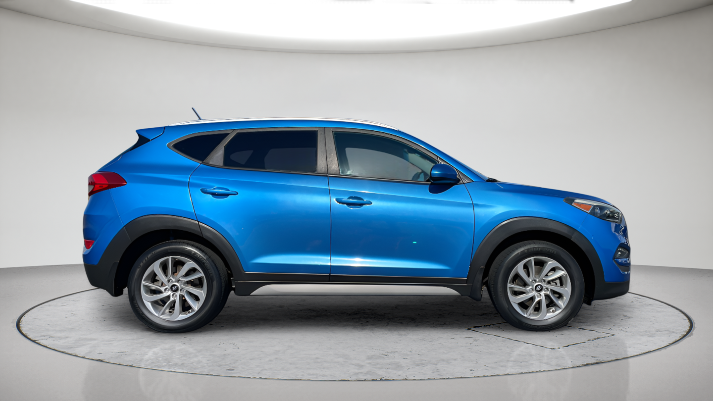 Used 2017 Blue Hyundai SE image 4
