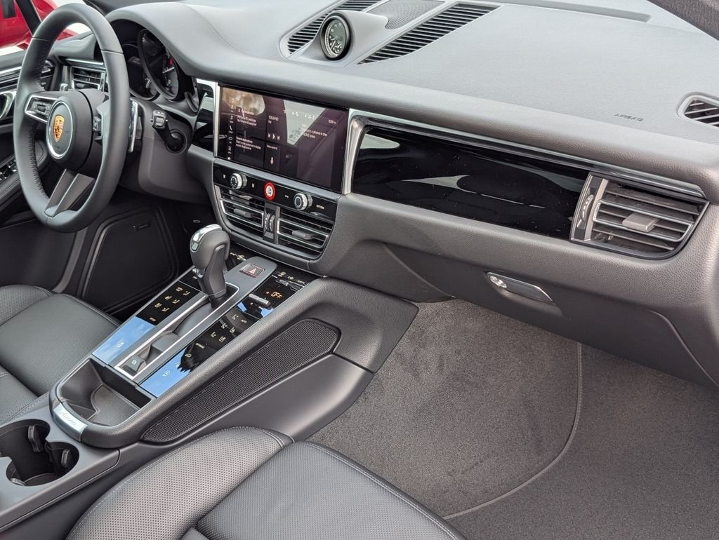 2026 Porsche Macan T - Photo 13