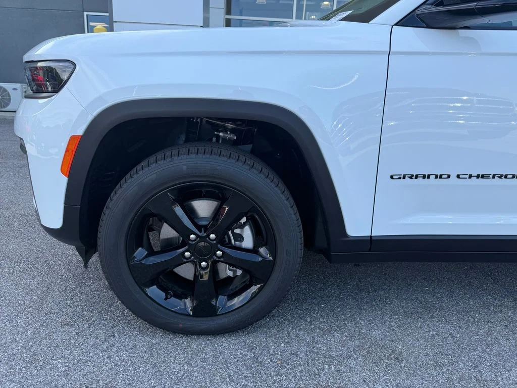 New 2026 Bright White Clear-Coat Exterior Paint Jeep Limited image 23