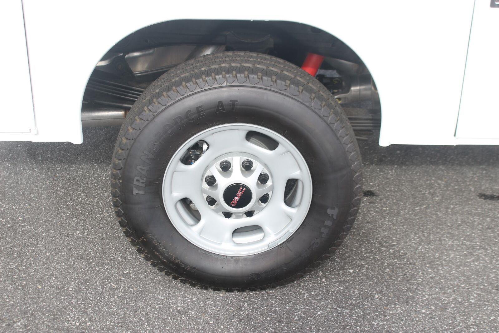 New 2026 Summit White GMC Pro image 41