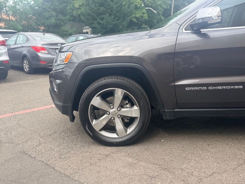 Used 2015 Gray Jeep Limited image 12