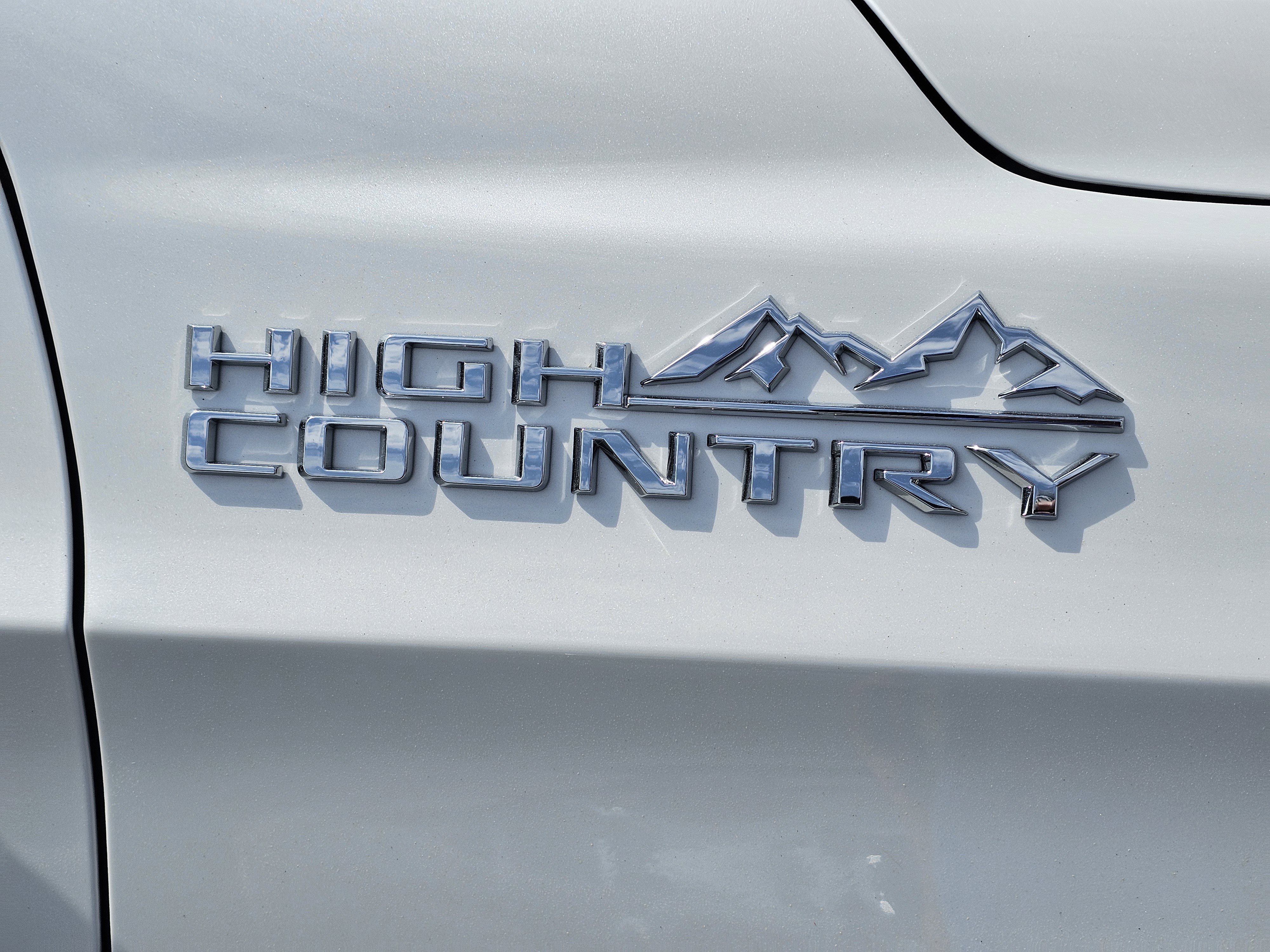 Used 2023 Iridescent Pearl Tricoat Chevrolet High Country image 9