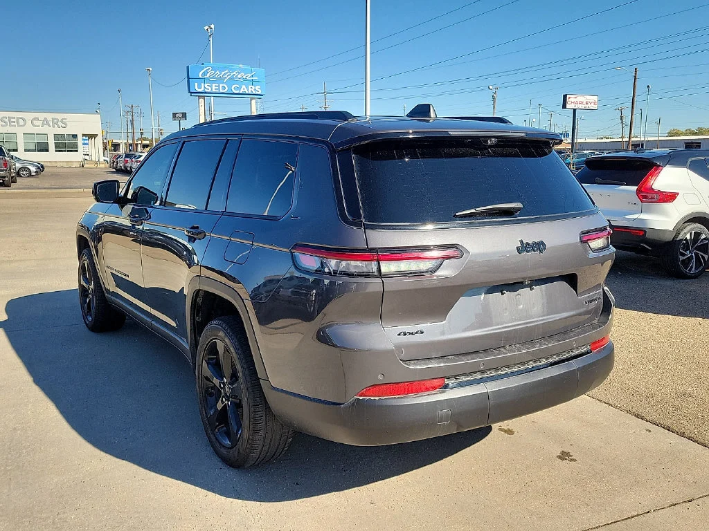 Used 2025  Jeep Limited image 9