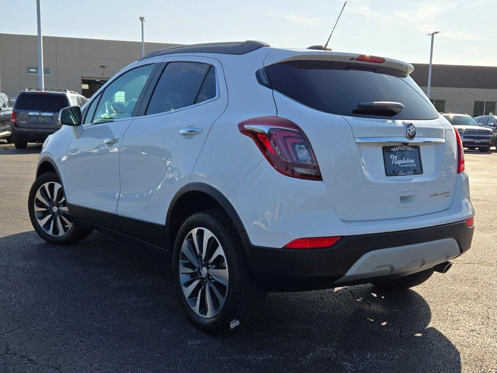 Used 2022 Summit White Buick Preferred image 13