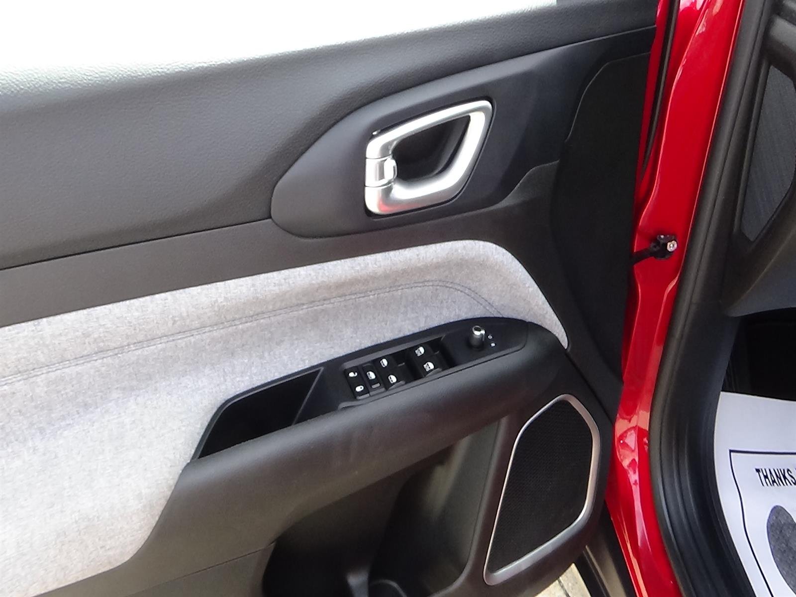 Certified Used 2025 Red Hot Pearl Coat (pr6) Jeep Latitude image 15