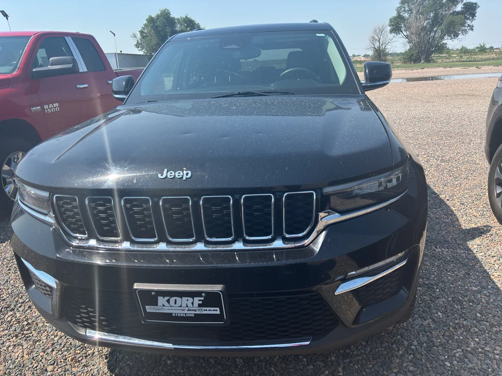 Used 2023 Diamond Black Crystal Pearl Jeep Limited image 2