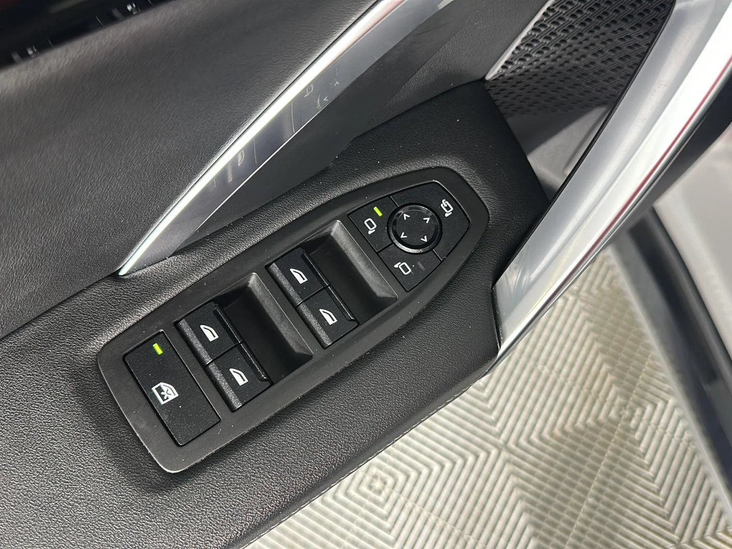 Used 2025 Mineral White Metallic BMW xDrive28i image 8