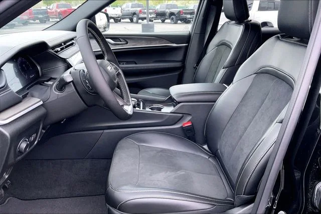 New 2026 Diamond Black Crystal Pearl-Coat Exterior Paint Jeep Laredo image 9
