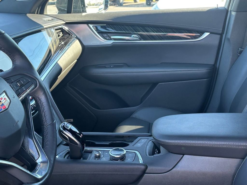 Used 2023  Cadillac Premium Luxury image 13