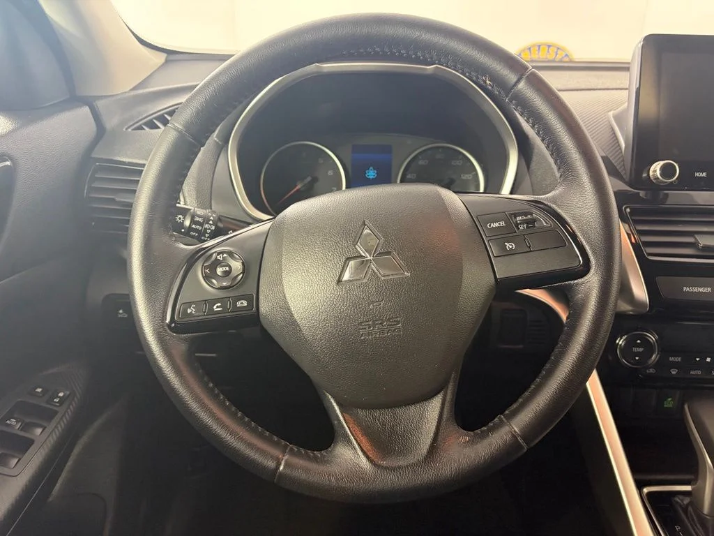 Used 2022 Silver Mitsubishi SE image 6