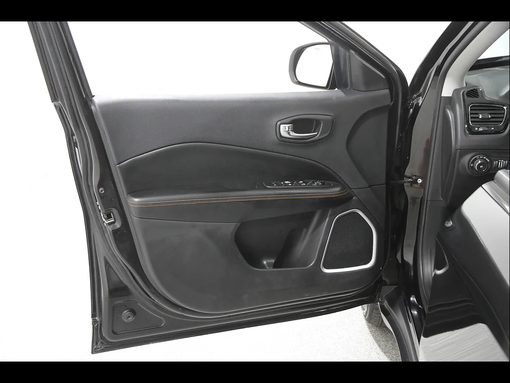 Used 2020 Diamond Black Crystal Pearl Coat Jeep Limited image 4