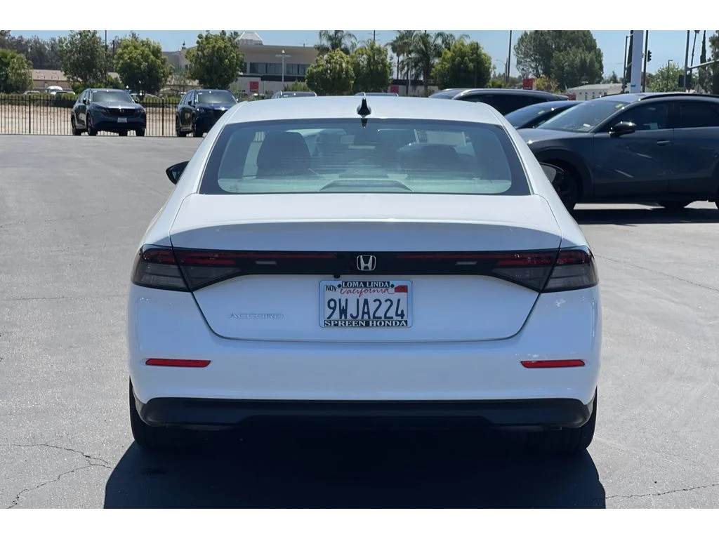 Used 2025 Platinum White Pearl Honda SE image 4