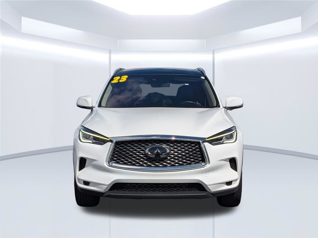 Used 2023 White INFINITI LUXE image 10