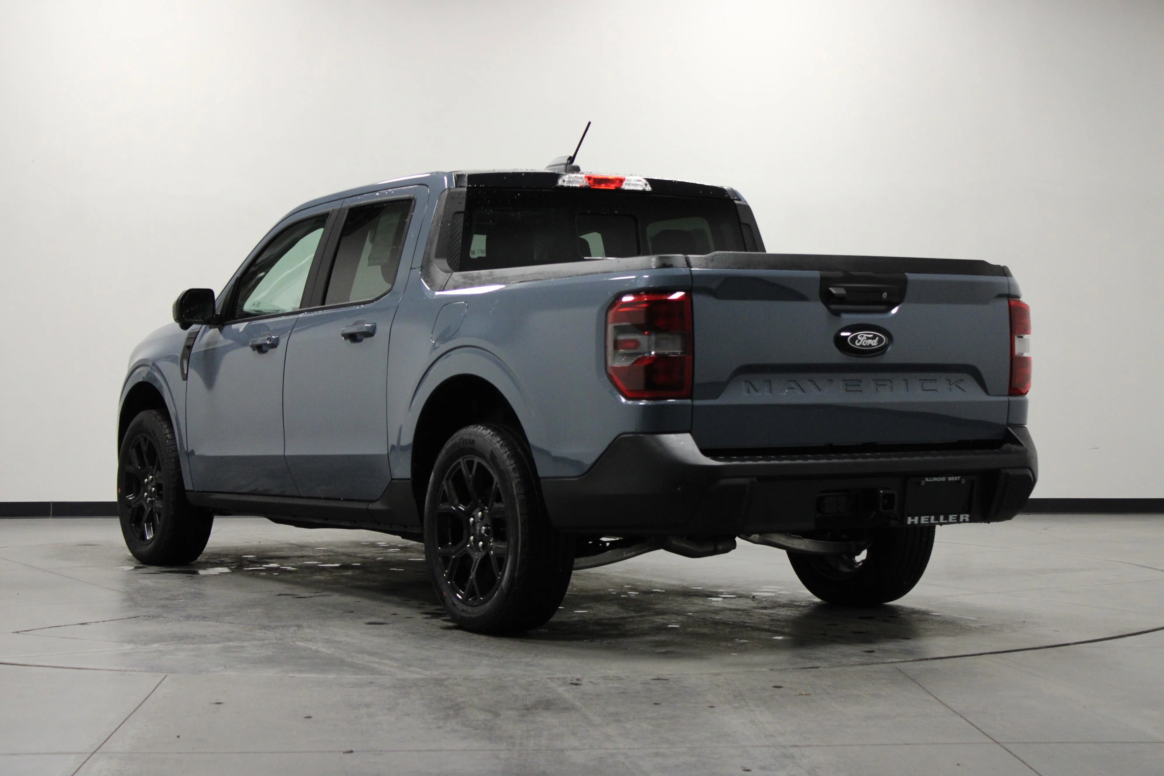 New 2025 Azure Gray Metallic Tri-Coat Ford Lariat® image 6