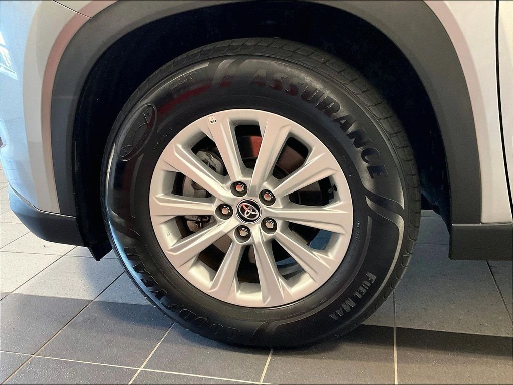 Certified Used 2025 Silver Toyota XLE image 7